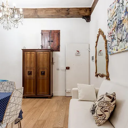 Quiet Independent At The Duomo