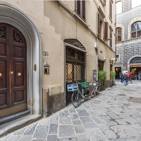 Quiet Independent At The Duomo * Florencie